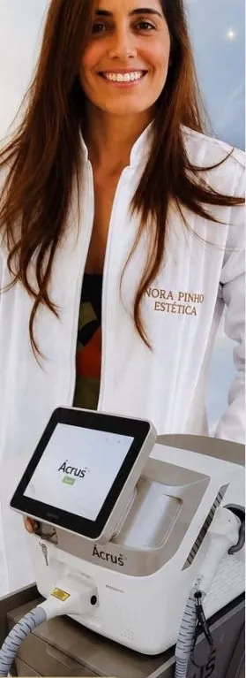 Nora Pinho ao lado do aparelho de laser Ácrus