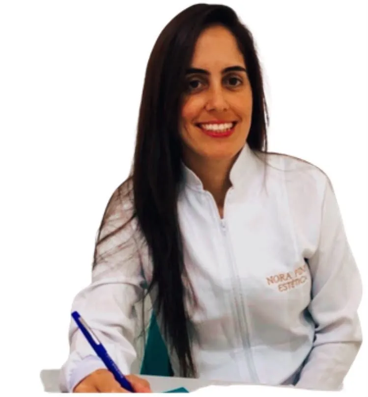Nora Pinho sorrindo, de jaleco branco
